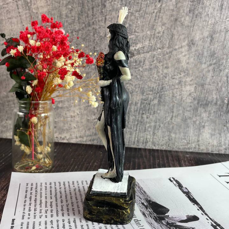 Воскова чорна свічка Богиня Геката 15 см - символ захисту та сили для медитацій і ритуалів