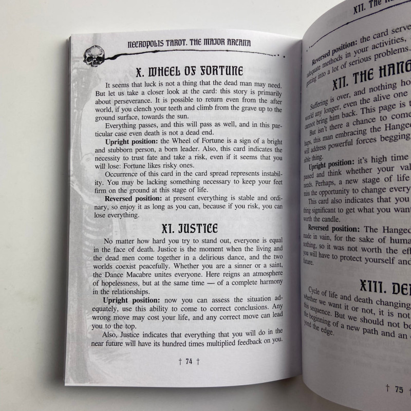 Подарунковий набір карт Таро Цвинтарне таро Necropolis Tarot книга і колода