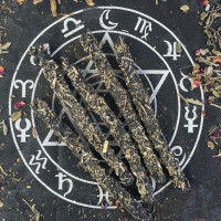 Свічка-скрутка з травами для очищення від негативу, 19 см, чорна, віск і полин